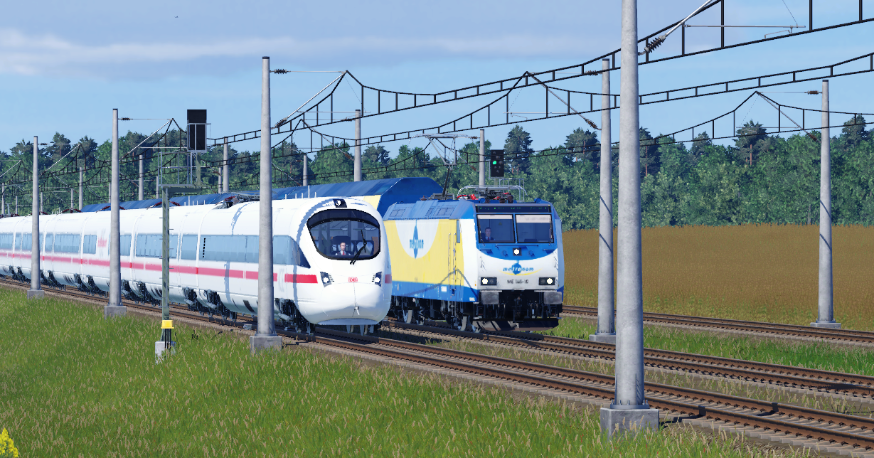 Ein ICE T überholt einen Metronom.