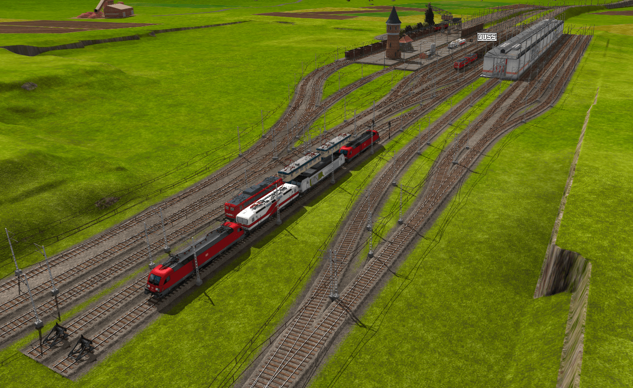 Rangierbahnhof mit Gebäuden im Bahnhof