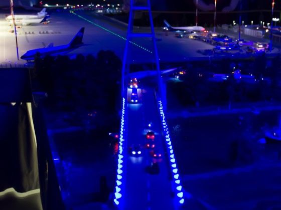 Ausblick auf den Flughafen, mit Brücke im Vordergrund