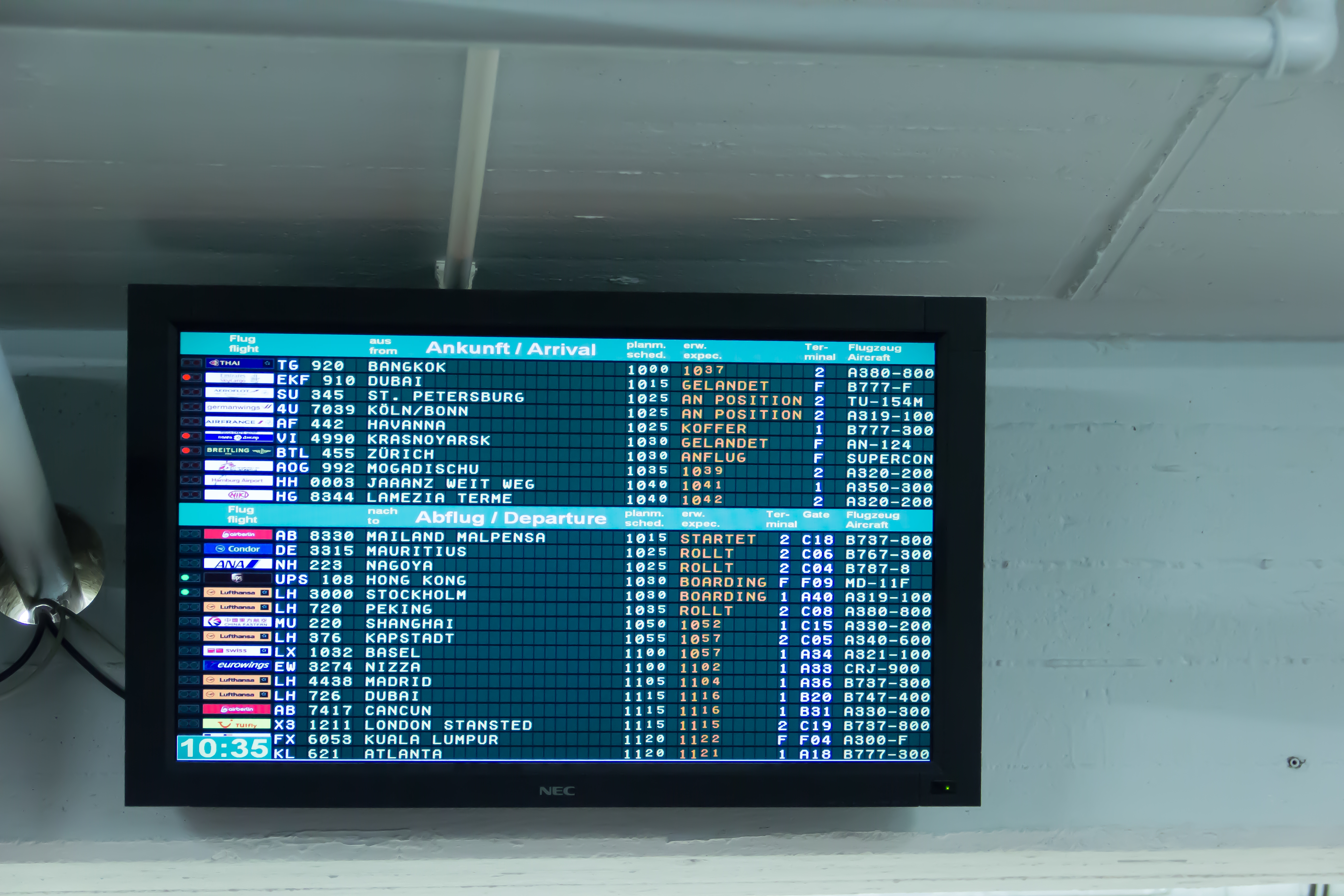 Sogar eine richtige Anzeigentafel für den Flughafen..