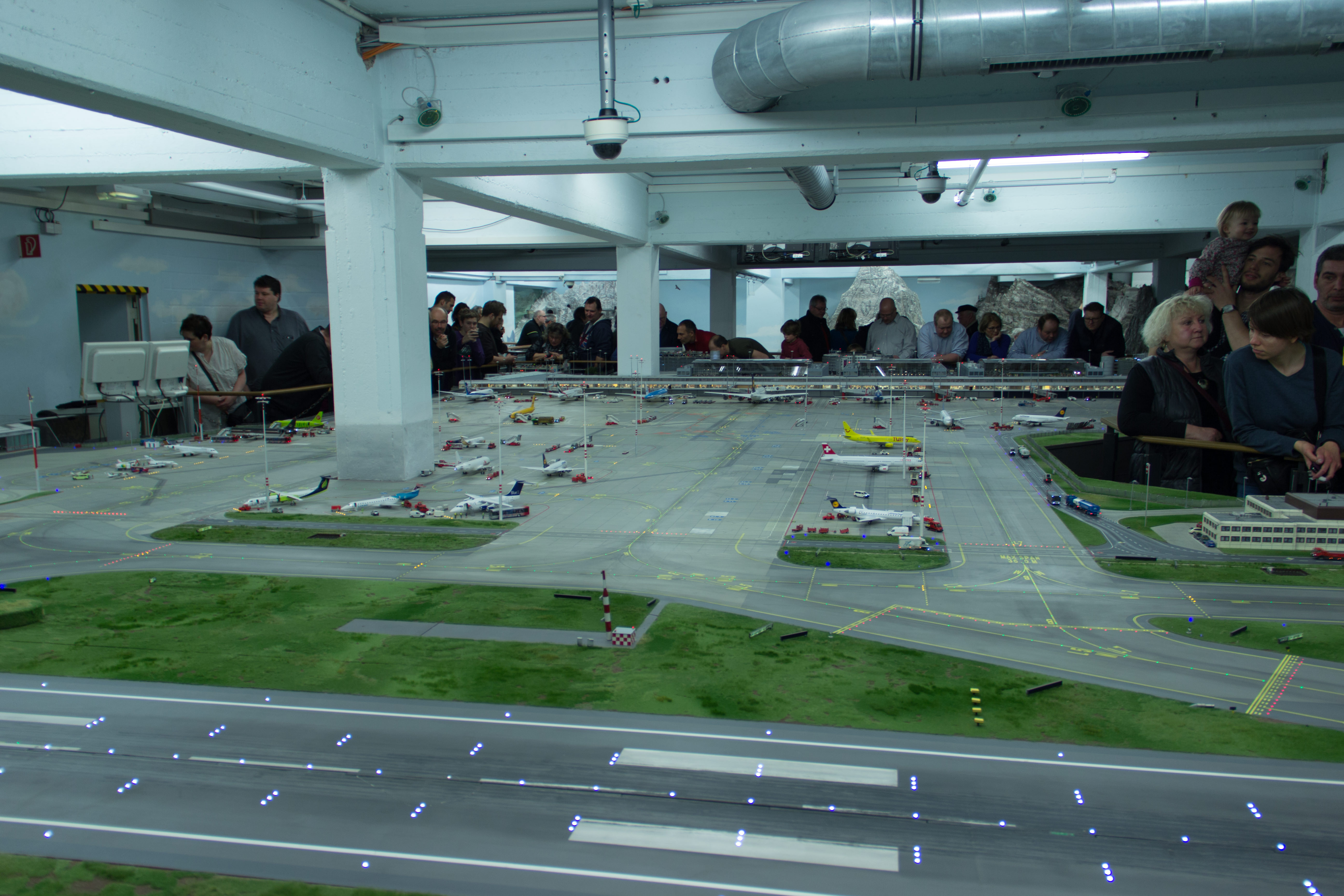 Das Flughafen gelände und ein Teil der Start und Landebahn