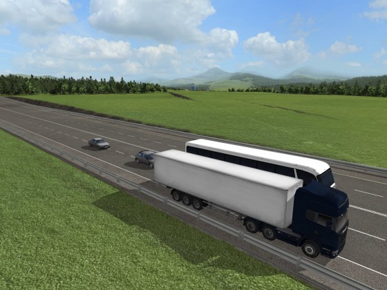 Scania V8 überholen Fernbus auf der Autobahn