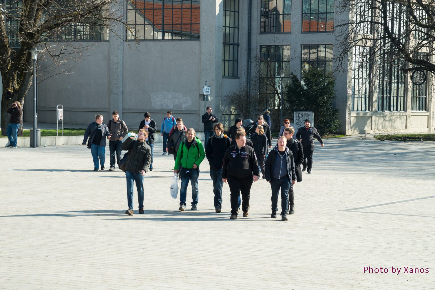Die Gruppe trifft ein.