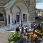 An old city church + a wedding + a funeral + a market + a city tour train. Uff... // Eine alte Stadtkirche + eine Hochzeit + eine Beerdigung + ein Markt + eine Stadtrundfahrt zug. Uff ...