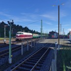 Eine Baureihe 118 mit einem Personenzug.
