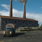 Feldbahn und LKW fahren im Industriegelände "Werkzeugfabrik"