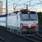 Vectron fährt am späten Abend in Kiel Hbf ein