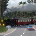Schmalspurlok Henschel HF 110 (konvertiert) mit den sächsischen Personenwagen in beige/rot