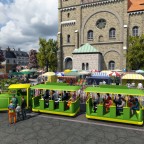 An old city church + a wedding + a funeral + a market + a city tour train. Uff... // Eine alte Stadtkirche + eine Hochzeit + eine Beerdigung + ein Markt + eine Stadtrundfahrt zug. Uff ...