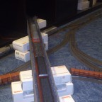 Wer wartet schon auf den Bus wenn er die Eisenbahn im Zimmer hat