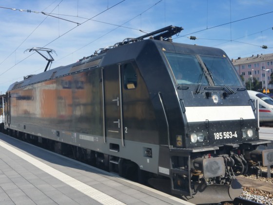 BR 185 563-4 | Güterzug Durchfahrt Passauer Hauptbahnhof