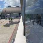Passagiere am Terminal (interessante Spiegelung)