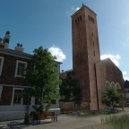 Das Rathaus und die Kirche in der Ortsmitte des Inseldorfes