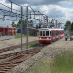 Meterspurbahnhöfe mit Schotterbahnsteigen