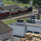 Schmalspurlok Henschel HF 110 (konvertiert) mit den sächsischen Personenwagen in beige/rot