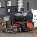 Schmalspur-Lokomotive neben Filmrequisiten