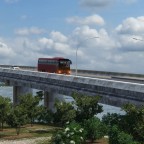 Die Aare Brücke die die Insel Grod mit der Nachbarinsel verbindet.