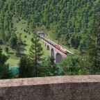 Ostdiesel vor Westgarnitur an der bisher namenslosen Burg