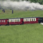 Schmalspurlok Henschel HF 110 (konvertiert) mit den sächsischen Personenwagen in beige/rot