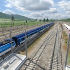 Railjet fährt in den neuen Bahnhof