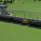 BR151 mit Kranwagen und Holzzug bei der Beladung im Güterbahnhof