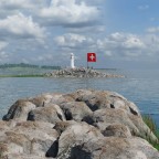 Flagge im Hafen mit Sicht auf den Leuchtturm