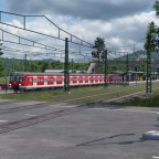 Ein ET 420 fährt aus der S-Bahn Station aus.