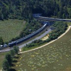 Ein Tunnel mit einem versteckten Bahnhof dahinter