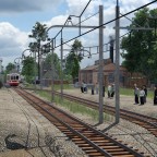 Meterspurbahnhöfe mit Schotterbahnsteigen