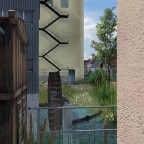 Durch die enge Gasse der Tychsiedlung. Das historische Mühlerad.