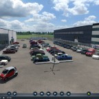 Hof mit Annahme Kundenparkplatz und einigen Gebrauchtwagen