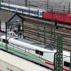 IC mit BR 120 als Zugpferd bei der Bahnhofseinfahrt