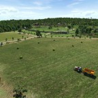 Einsam tuckert der Landwirt übers Feld