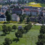 Blick vom Berg auf die kleine Stadt am Bodensee mit dem kleinen Umschlagbahnof für Holz