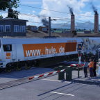 HVLE Maxima mit ihrem Zug beim Verlassen des Hauptbahnhofs
