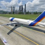 Der A320 mit Skyline im Hintergrund