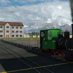 Feldbahn und LKW fahren im Industriegelände "Werkzeugfabrik"