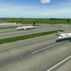 Ein Flugzeug landet, dass andere Startet