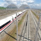 Einfahrt des ICE 4 in den neuen Bahnhof