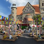 Food square with live music. // Lebensmittelquadrat mit Live-Musik.