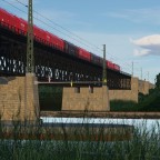 Lieblingslok auf Lieblingsbrücke mit Fahrwassermarkierung