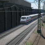 ICE unterhalb der Autobahn