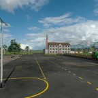 Feldbahn und LKW fahren im Industriegelände "Werkzeugfabrik"