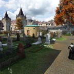 An old city church + a wedding + a funeral + a market + a city tour train. Uff... // Eine alte Stadtkirche + eine Hochzeit + eine Beerdigung + ein Markt + eine Stadtrundfahrt zug. Uff ...