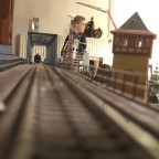 Güterzug von vorne (ignoriert die Puppe im Hintergrund)