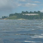 Die Felswand vom Wasser aus