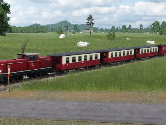 V51 (konvertiert) mit den neuen sächsischen Personenwagen in beige/rot